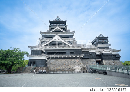 （熊本県）晴天下の熊本城 128316171