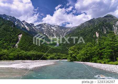 清々しい初夏の上高地 穂高連峰 128316207