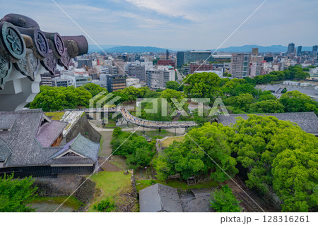 （熊本県）熊本城天守閣から見下ろす城下 128316261