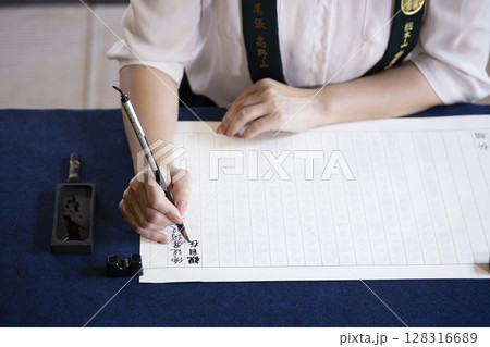 お寺で写経体験をする女性 お寺で写経体験をする女性 128316689
