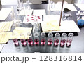 実験器具が並ぶ化学実験の様子 128316814