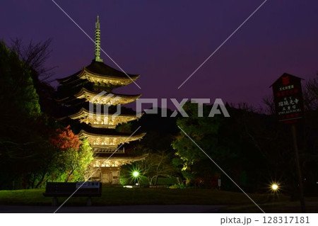 瑠璃光寺五重塔と紅葉 128317181