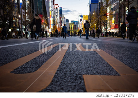 夕暮れの秋葉原。歩行者天国の時間帯の道路 128317278