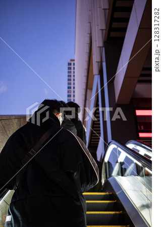 夕暮れの東京の屋外エスカレーター 128317282