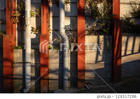 鉄骨やコンクリートで補強された壁 128317286