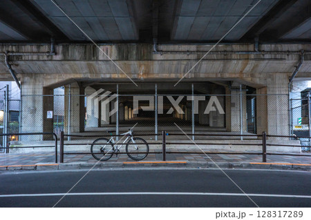 鉄道の高架下の暗い空間	 128317289
