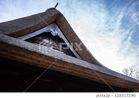 寺の茅葺き屋根 128317290