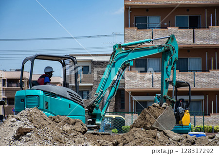 小型ショベルカーで住宅地の造成作業をする作業員 128317292