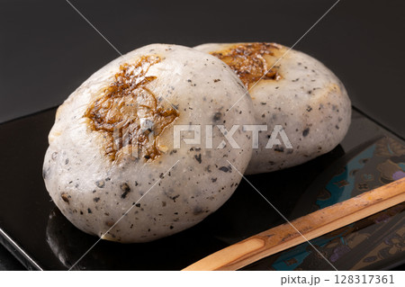 ［岩手県　遠野市］きりせんしょ（くるみ　ごま）　餅菓子 128317361