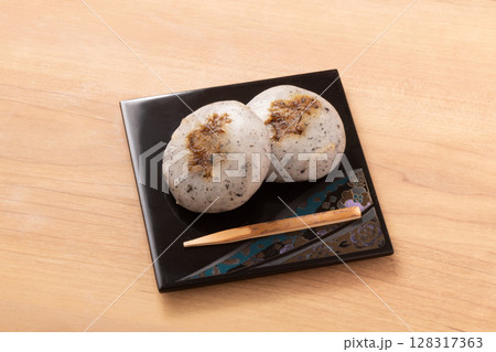 ［岩手県　遠野市］きりせんしょ（くるみ　ごま）　餅菓子 128317363