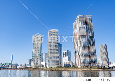 東京都中央区晴海　快晴の晴海の超高層マンション群（タワーマンション） 128317391