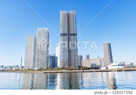 東京都中央区晴海　快晴の晴海の超高層マンション群（タワーマンション） 128317392