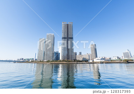 東京都中央区晴海　快晴の晴海の超高層マンション群（タワーマンション） 128317393