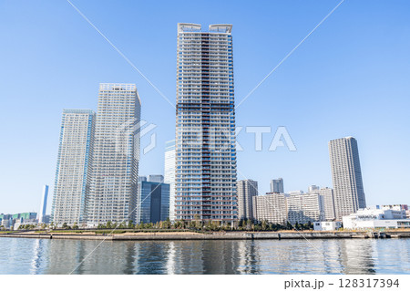 東京都中央区晴海　快晴の晴海の超高層マンション群（タワーマンション） 128317394