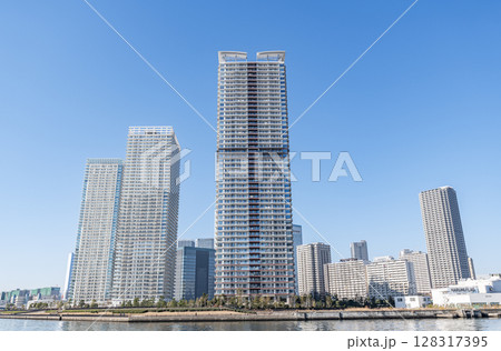 東京都中央区晴海　快晴の晴海の超高層マンション群（タワーマンション） 128317395