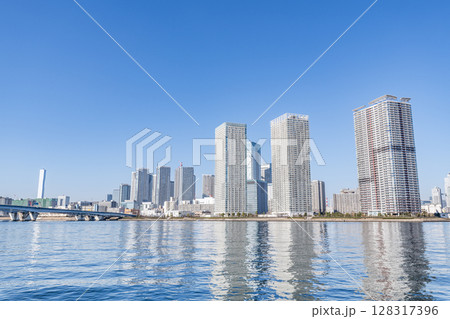 東京都中央区晴海 快晴の晴海の超高層マンション群(タワーマンション) 東京都中央区晴海 快晴の晴海の超高層マンション群(タワーマンション) 128317396