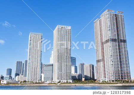 東京都中央区晴海　快晴の晴海の超高層マンション群（タワーマンション） 128317398