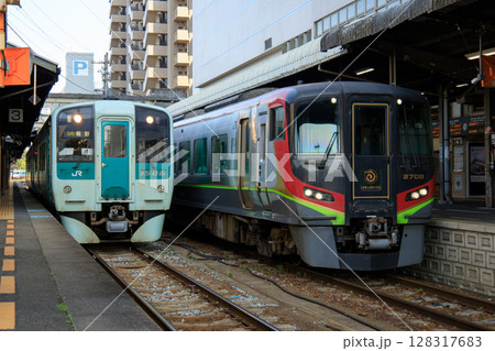 徳島駅で並ぶ1500形気動車と2700系気動車（JR四国） 128317683