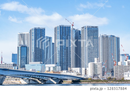 東京都中央区晴海　快晴の晴海の超高層ビル群 128317884