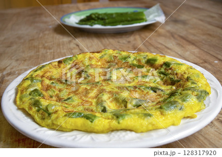 Asparagus and Parmesan Omelette 128317920