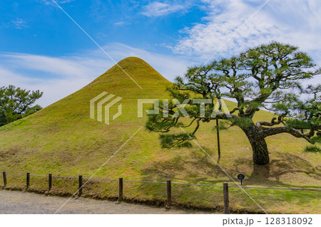 (熊本県)水前寺成趣園(水前寺公園) 富士築山 (熊本県)水前寺成趣園(水前寺公園) 富士築山 128318092