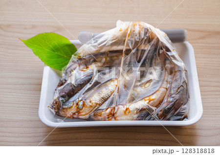 醤油に漬けるメヒカリ 醤油に漬けるメヒカリ 128318818