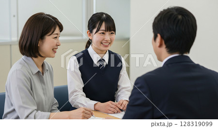 面談する男子高校生 128319099