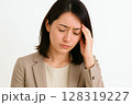 片頭痛に悩まされる体調不良の女性 128319227