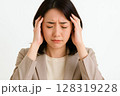 頭を抱えて悩むスーツ姿の女性 128319228
