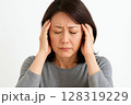 更年期の不調に悩み、ストレスで苦しむ女性 128319229