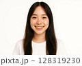 白背景に映える、爽やかな笑顔の女性 128319230