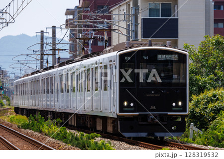 福岡市営地下鉄に乗り入れするJR筑肥線305系直流電車 128319532