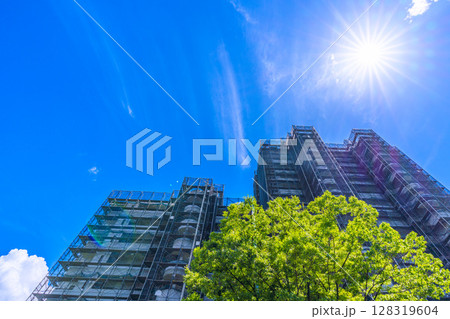 日本の横浜都市景観 夏空…マンションの補修や点検等、足場や防護ネットなどを望む=7月10日 日本の横浜都市景観 夏空…マンションの補修や点検等、足場や防護ネットなどを望む=7月10日 128319604