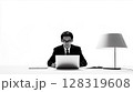 パソコンを操作する日本人男性 128319608