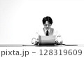 パソコンを操作する日本人男性 128319609