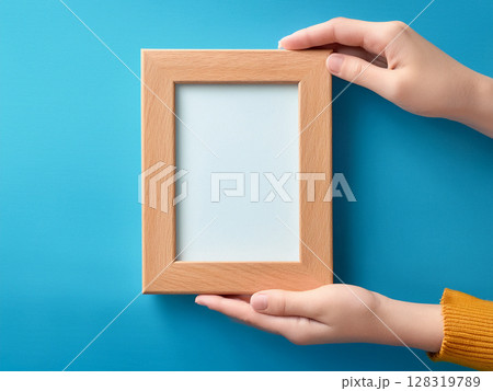木製のフレームを持った子供の手 128319789
