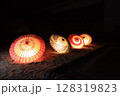 夜に灯る和傘の幻想的なライトアップ 128319823