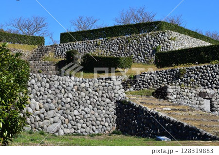 他の城にはない 全国的にも珍しい河原の丸石を用いた石垣 横須賀城跡 128319883