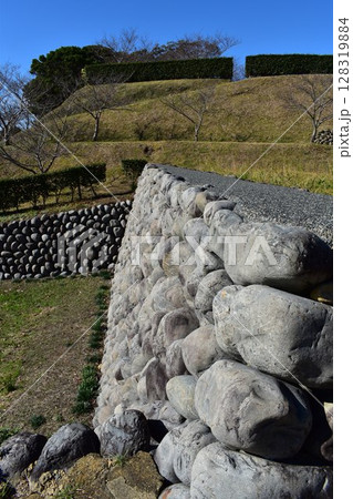 他の城にはない 全国的にも珍しい河原の丸石を用いた石垣 横須賀城跡 128319884