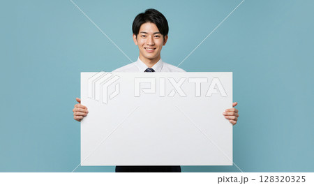 「ワイシャツ姿の男子高校生が両手で白いボードを持って正面を向いている」画像 128320325