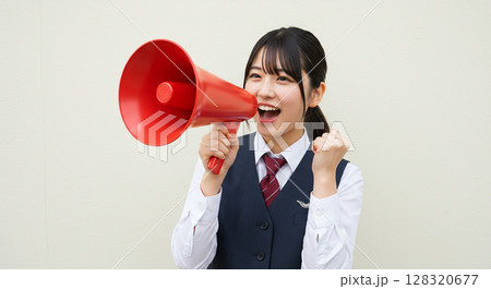 「メガホンを持って応援する女子高校生(ベストタイプの制服)」の画像 「メガホンを持って応援する女子高校生(ベストタイプの制服)」の画像 128320677