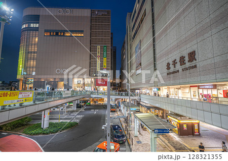 北千住駅西口の夜景とマルイ、駅前バスターミナル 北千住駅西口の夜景とマルイ、駅前バスターミナル 128321355
