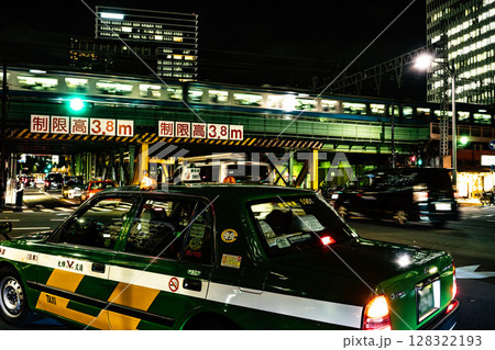 東京有楽町の横断歩道、夜の東京、横断歩道を横切るタクシー 東京有楽町の横断歩道、夜の東京、横断歩道を横切るタクシー 128322193