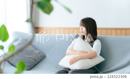 リビングのソファに座る女性 128322306
