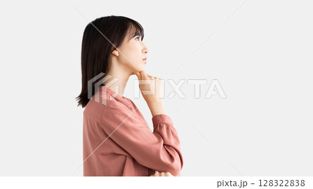 考えごとをする女性・ビジネスウーマン 考えごとをする女性・ビジネスウーマン 128322838