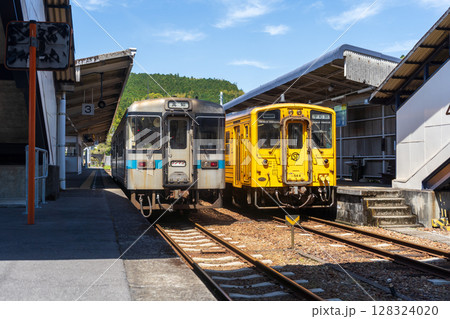 窪川駅に停車する土讃線と予土線の車両 128324020