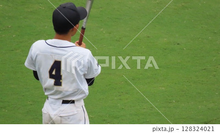 トスバッティングをする背番号4番 128324021