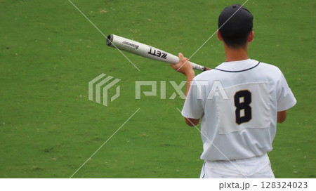 バント練習する背番号8番 128324023