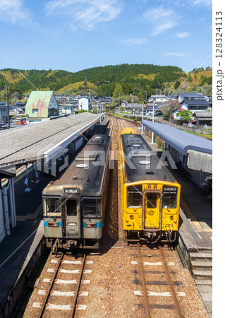 窪川駅に停車する予土線・土讃線の車両 128324113