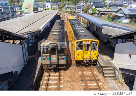 窪川駅に停車する予土線・土讃線の車両 128324114